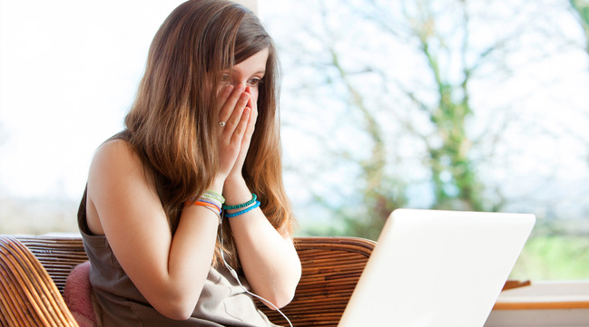 Verzweifelte Frau vor einem Laptop. Die Hände vor das Gesicht gehalten. (verweist auf: Ich habe einen IT-Sicher­heits­vor­fall - Was soll ich tun?)