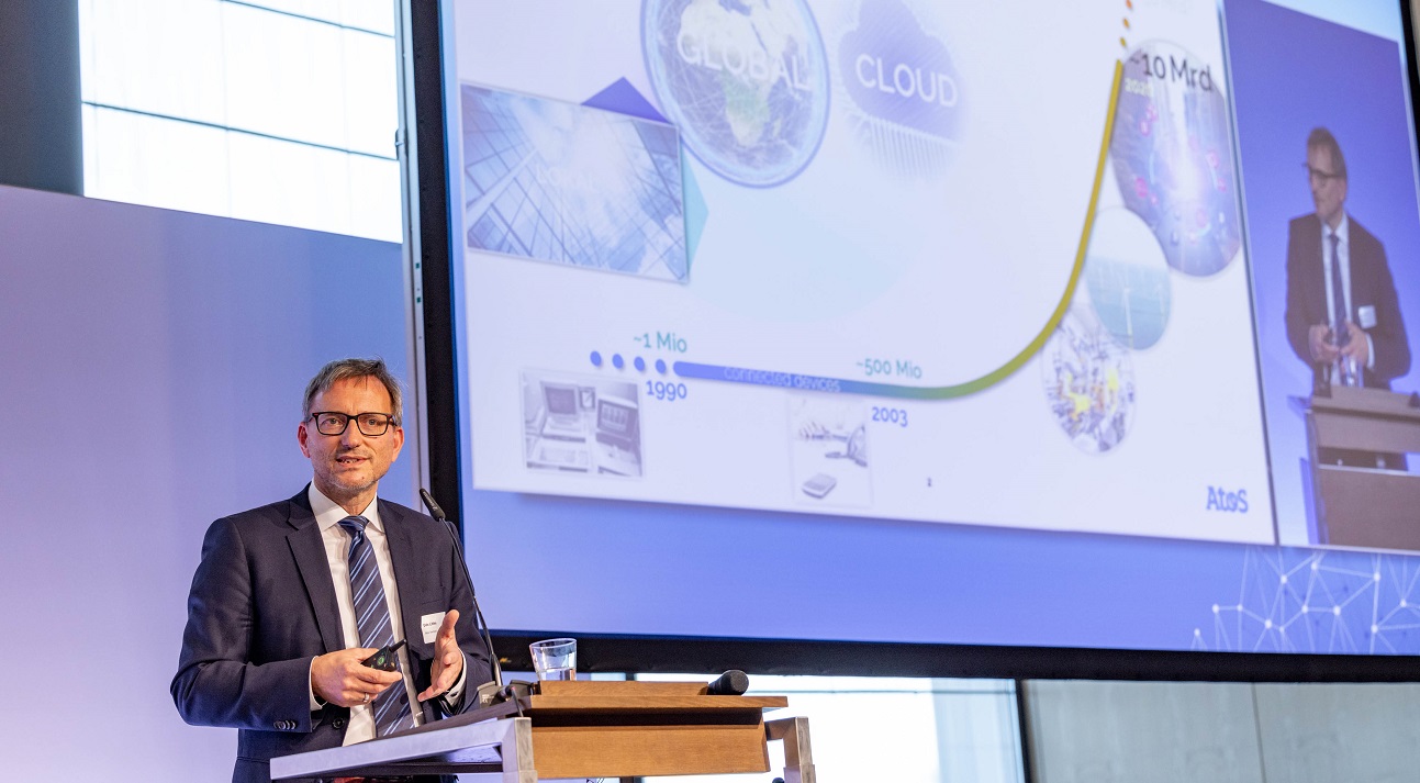 Udo Littke, Atos Information Technology GmbH, hält einen Vortrag zu Maßnahmen einer sicheren Digitalisierung