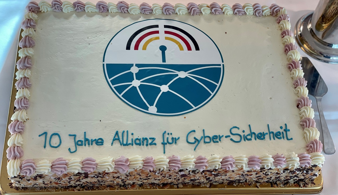 Torte für Jubiläumsfeier der Allianz für Cyber-Sicherheit