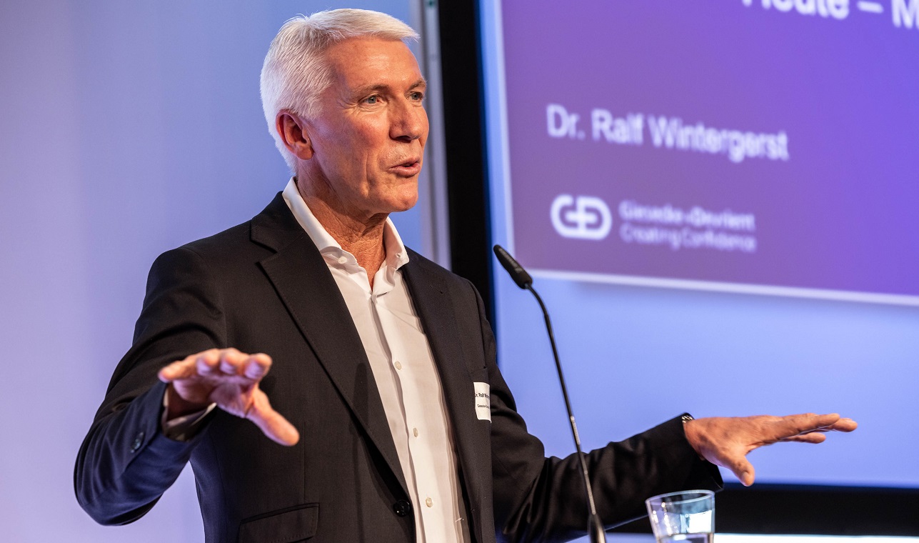 Dr. Ralf Wintergerst, Beiratsvorsitzender der Allianz für Cyber-Sicherheit hält einen Vortrag zur Digitalisierung in Deutschland