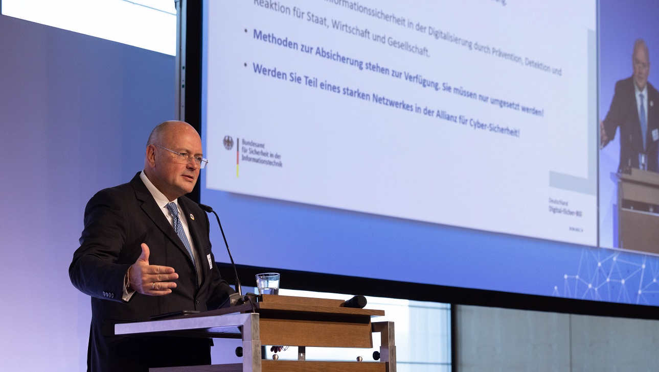 Arne Schönbohm, Präsident BSI, hält einen Impulsvortrag.